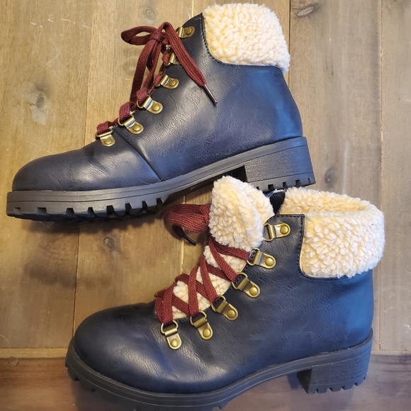 Navy faux shearling nordic boot with red laces - Picture 6 of 8
